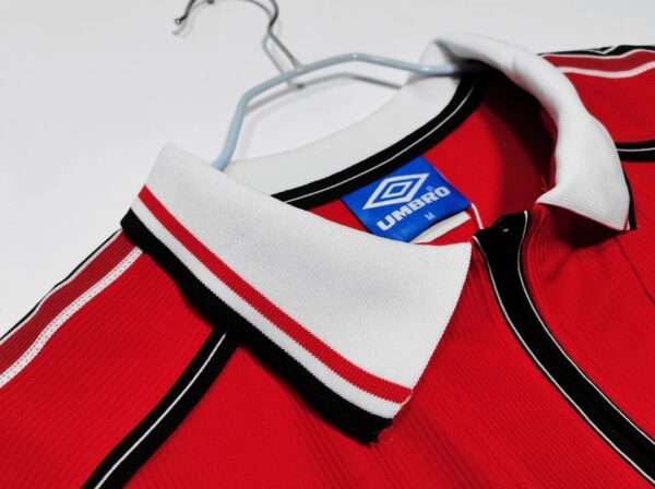 Présente le col du maillot vintage Manchester United Domicile 1998/2000