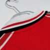 Présente le col du maillot vintage Manchester United Domicile 1998/2000