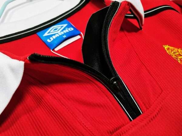 Présente le col du maillot vintage Manchester United Domicile 1998/2000