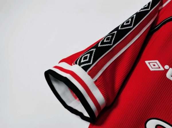 Zoom sur la manche du maillot vintage Manchester United Domicile 1998/2000