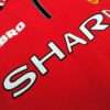 Zoom sur les logos du maillot vintage Manchester United Domicile 1998/2000