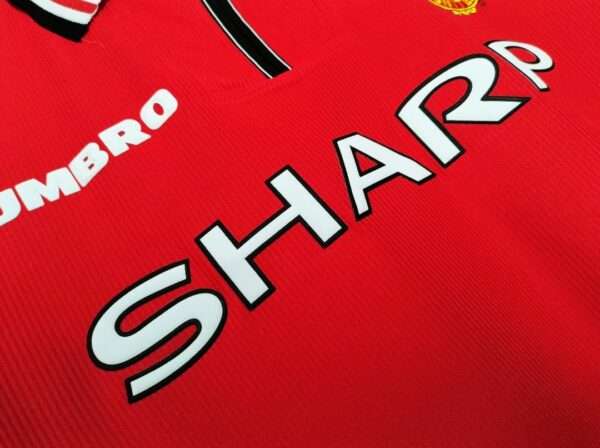 Zoom sur les logos du maillot vintage Manchester United Domicile 1998/2000