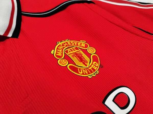 Zoom sur le logo du maillot vintage Manchester United Domicile 1998/2000