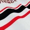 Zoom sur les coutures du maillot vintage Manchester United Extérieur 1997/1999