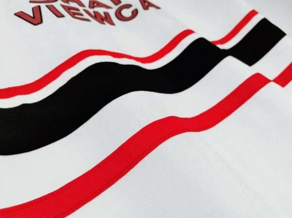 Zoom sur les coutures du maillot vintage Manchester United Extérieur 1997/1999