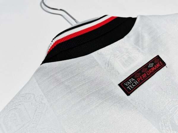 Présente le col du maillot vintage Manchester United Extérieur 1997/1999