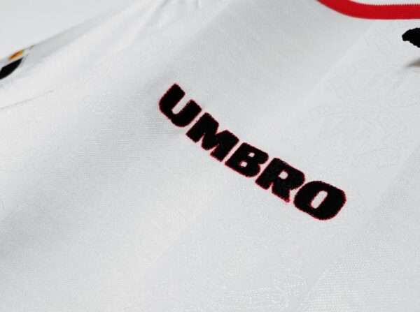 Zoom sur le logo du maillot vintage Manchester United Extérieur 1997/1999