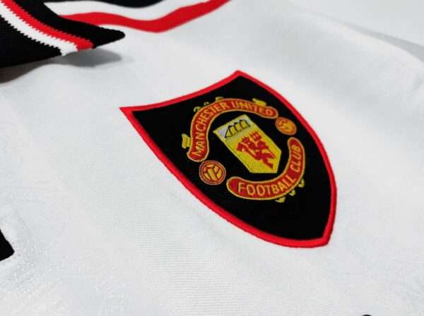 Zoom sur le logo du maillot vintage Manchester United Extérieur 1997/1999
