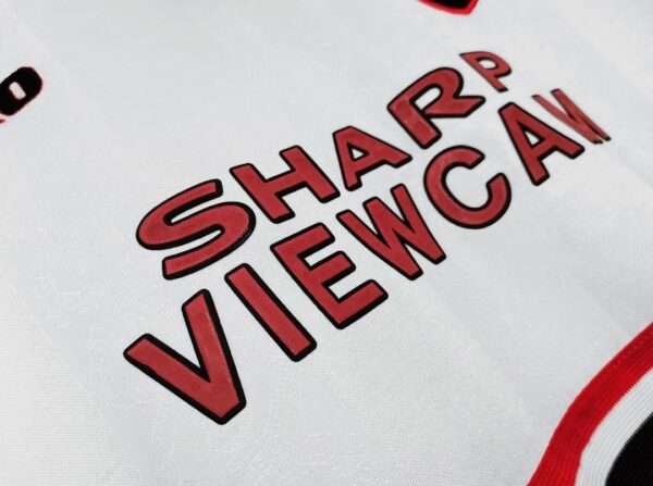 Zoom sur le logo du maillot vintage Manchester United Extérieur 1997/1999