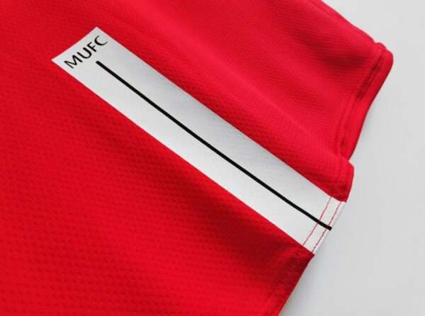 Zoom sur les coutures du maillot vintage Manchester United Finale Ligue des Champions 2008