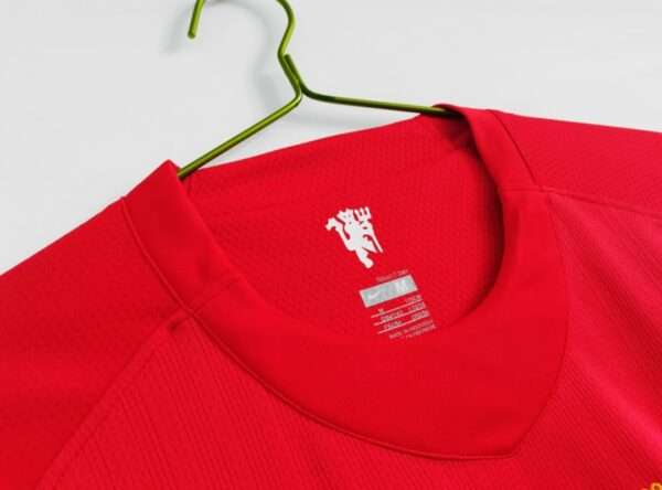 Présente le col du maillot vintage Manchester United Finale Ligue des Champions 2008