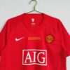 Zoom sur les manches, col et logos du maillot vintage Manchester United Finale Ligue des Champions 2008