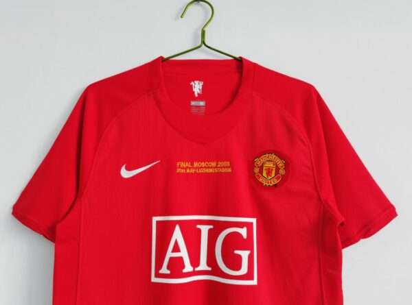 Zoom sur les manches, col et logos du maillot vintage Manchester United Finale Ligue des Champions 2008