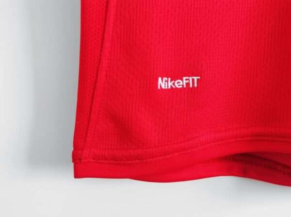Zoom sur les coutures du maillot vintage Manchester United Finale Ligue des Champions 2008