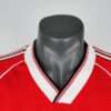 Présente le col du maillot vintage Manchester United Domicile 1988/1990