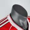 Présente le col du maillot vintage Manchester United Domicile 1988/1990