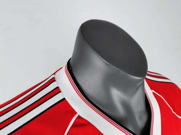 Présente le col du maillot vintage Manchester United Domicile 1988/1990