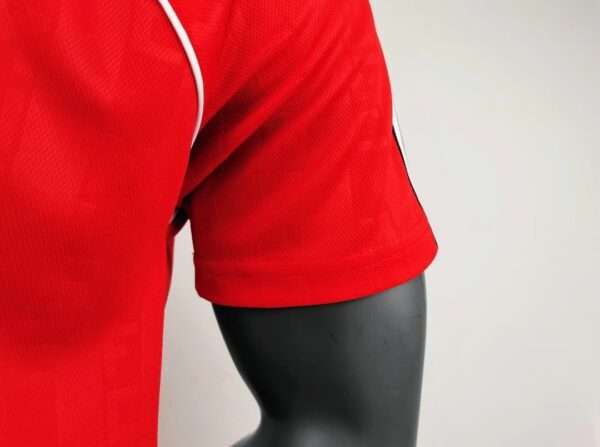 Zoom sur la manche du maillot vintage Manchester United Domicile 1988/1990