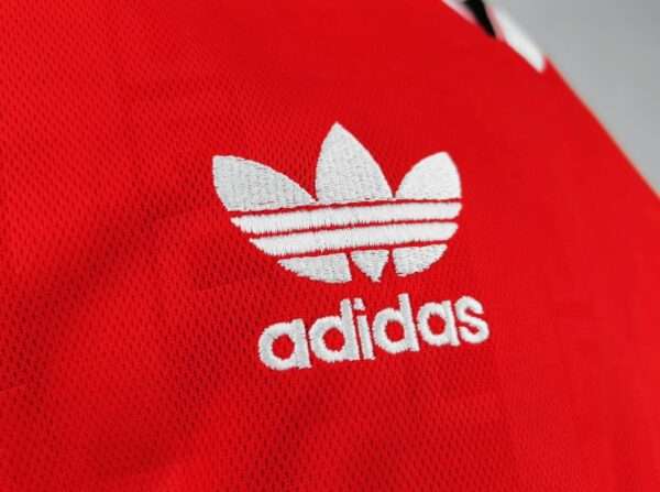 Zoom sur le logo du maillot vintage Manchester United Domicile 1988/1990