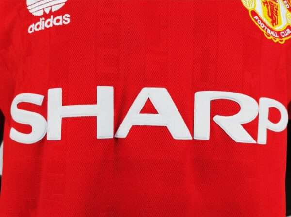 Zoom sur les logos du maillot vintage Manchester United Domicile 1988/1990