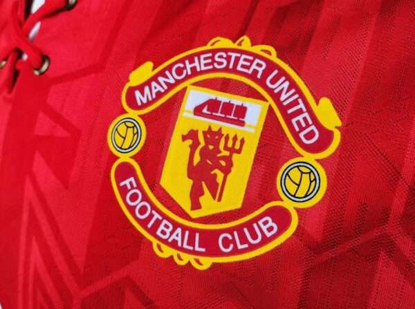 Zoom sur le logo du maillot vintage Manchester United Domicile 1992/1994