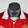 Zoom sur les logos et col du maillot vintage Manchester United Domicile 1992/1994