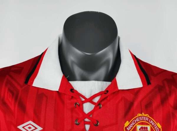 Zoom sur les logos et col du maillot vintage Manchester United Domicile 1992/1994