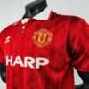 Zoom sur les logos et col du maillot vintage Manchester United Domicile 1992/1994