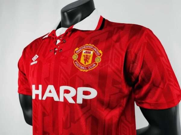 Zoom sur les logos et col du maillot vintage Manchester United Domicile 1992/1994