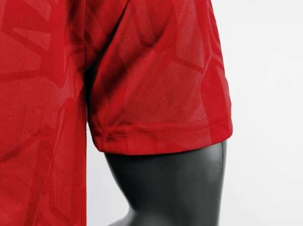 Présente la manche et col du maillot vintage Manchester United Domicile 1992/1994