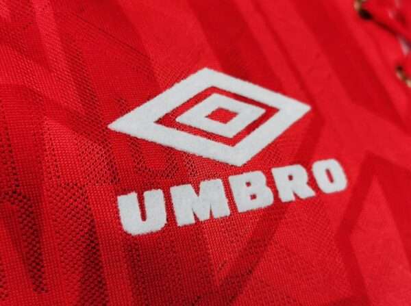 Zoom sur le logo du maillot vintage Manchester United Domicile 1992/1994
