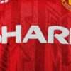 Zoom sur les logos du maillot vintage Manchester United Domicile 1992/1994