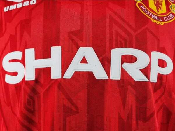 Zoom sur les logos du maillot vintage Manchester United Domicile 1992/1994