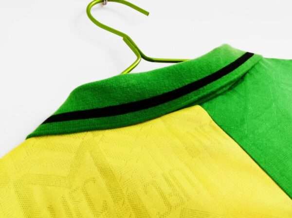 Présente le col du maillot vintage Manchester United "Troisième" 1992/1994