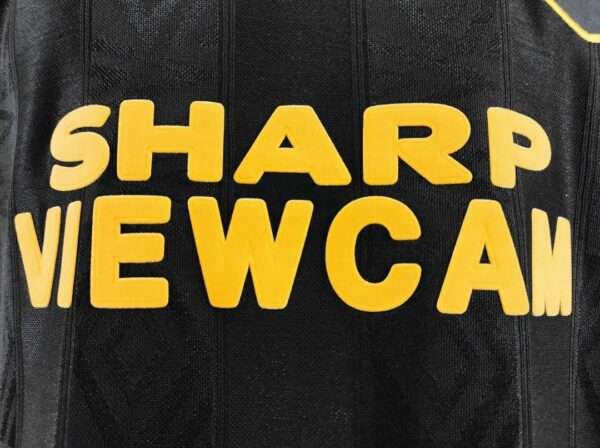Zoom sur le logo du maillot vintage Manchester United Extérieur 1993/1994
