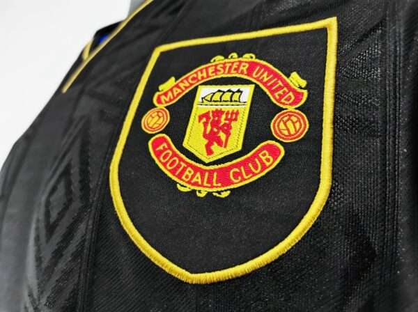 Zoom sur le logo du maillot vintage Manchester United Extérieur 1993/1994