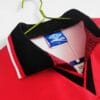 Présente le col du maillot vintage Manchester United Domicile 1994/1996