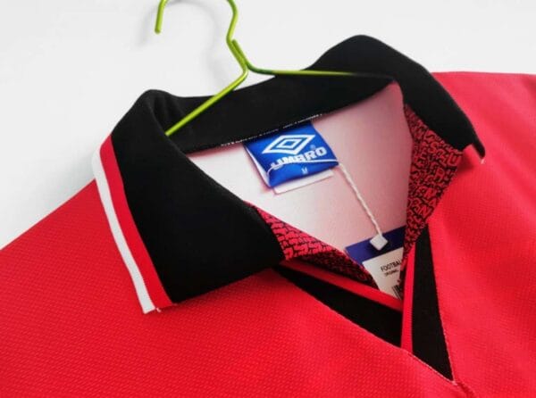 Présente le col du maillot vintage Manchester United Domicile 1994/1996