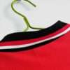 Présente le col du maillot vintage Manchester United Domicile 1994/1996