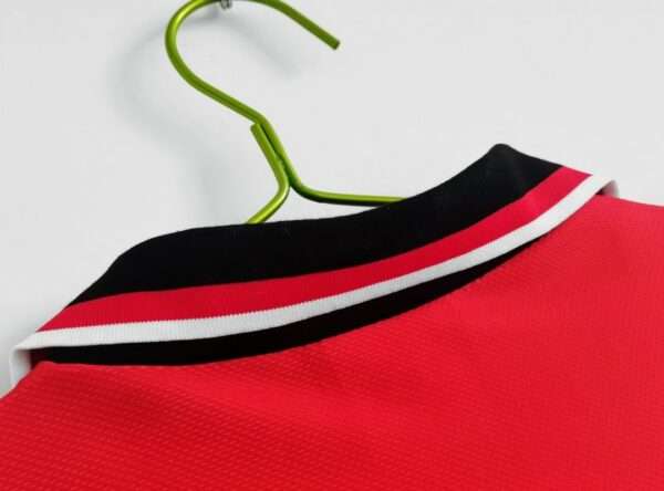 Présente le col du maillot vintage Manchester United Domicile 1994/1996