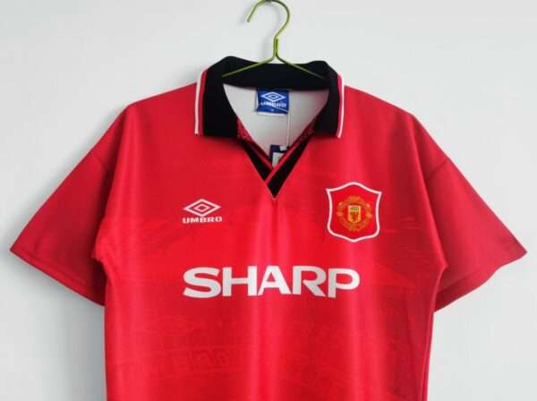 Zoom sur le col et les logos du maillot vintage Manchester United Domicile 1994/1996