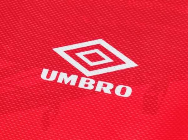 Zoom sur le logo du maillot vintage Manchester United Domicile 1994/1996