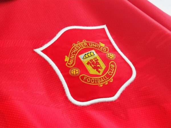 Zoom sur le logo du maillot vintage Manchester United Domicile 1994/1996