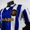 Zoom sur les manches, col et logos du maillot vintage Manchester United "Troisième" 1994/1996