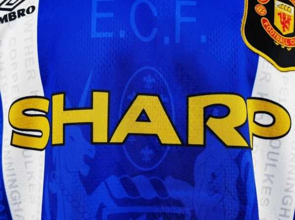 Zoom sur les logos du maillot vintage Manchester United "Troisième" 1994/1996
