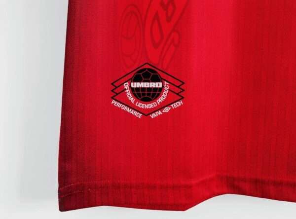 Zoom sur le logo du maillot vintage Manchester United Domicile 1996/1998