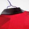 Présente le col du maillot vintage Manchester United Domicile 1996/1998