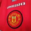 Zoom sur les logos du maillot vintage Manchester United Domicile 1996/1998