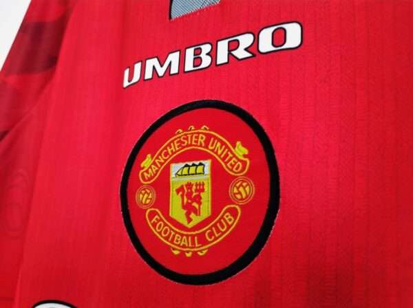 Zoom sur les logos du maillot vintage Manchester United Domicile 1996/1998