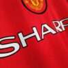 Zoom sur les logos du maillot vintage Manchester United Domicile 1996/1998
